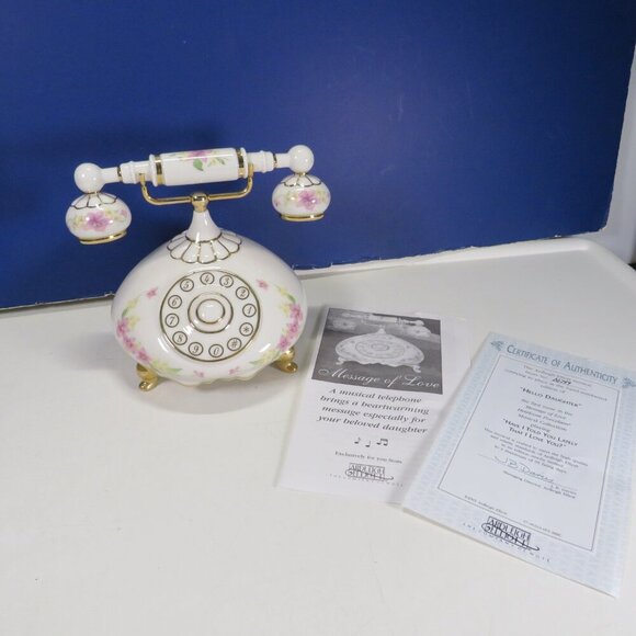 HEIRLOOM PORCELAIN TELEPHONE "HELLO DAUGHTER” Message Of Love - Music Box - Picture 1 of 16
